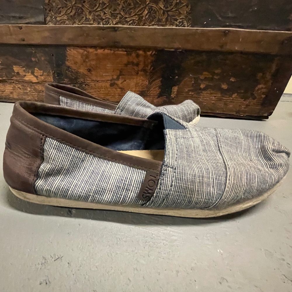 Women's TOMS slip on shoe size 8